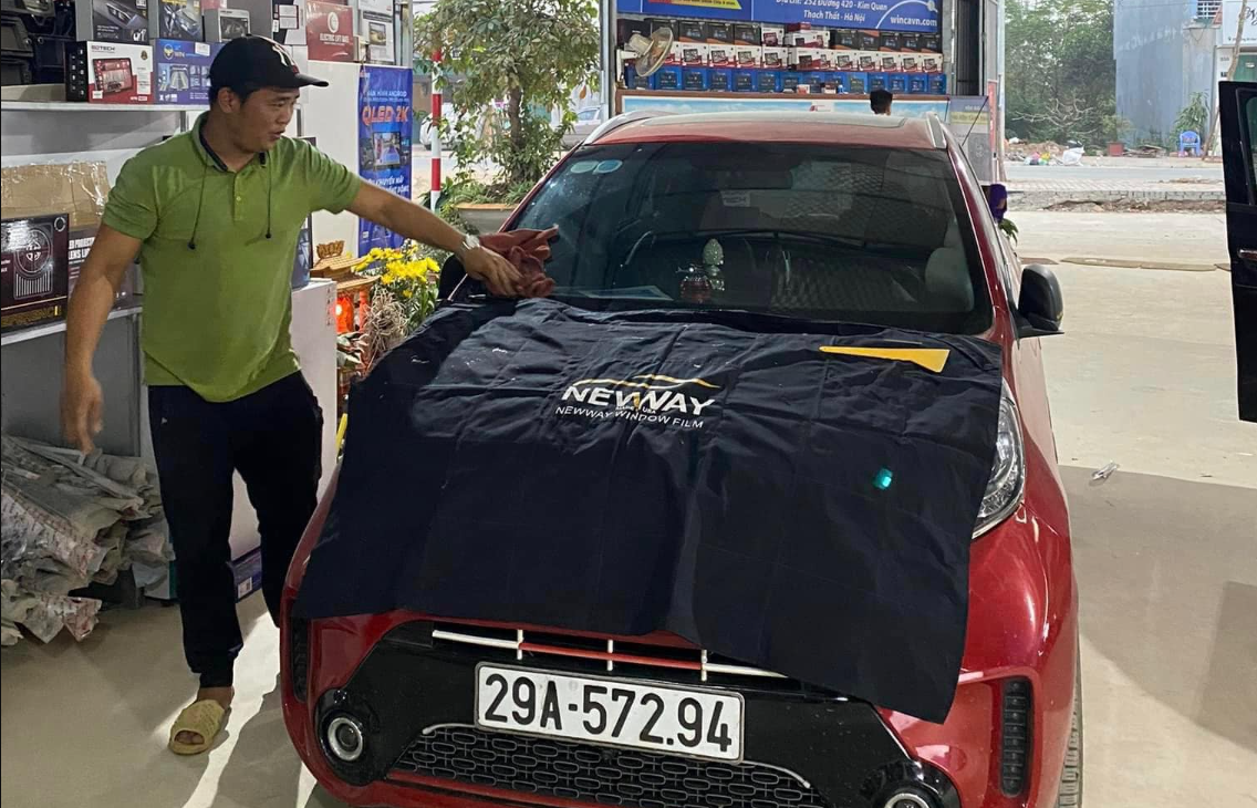 dán phim cách nhiệt kính lái Newway
